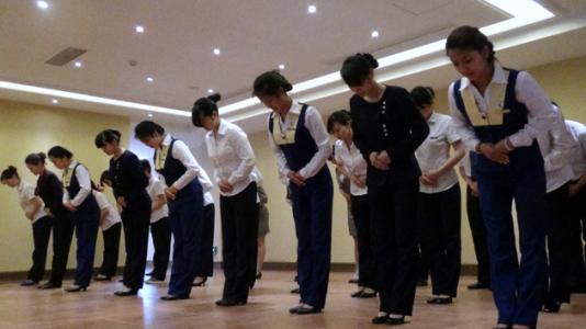 融入趣味游戏的礼仪培训 激发员工参与热情